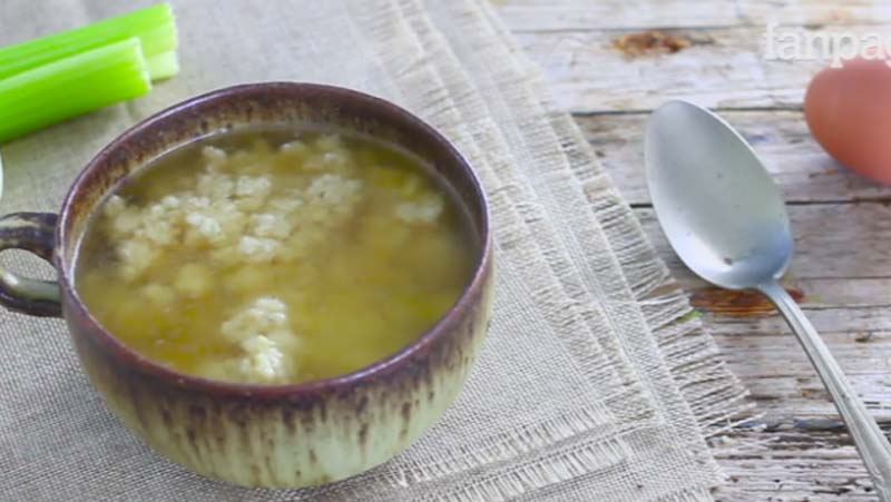 Stracciatella in brodo (minestra di uovo e parmigiano) servita in tazza come entrèe al pasto