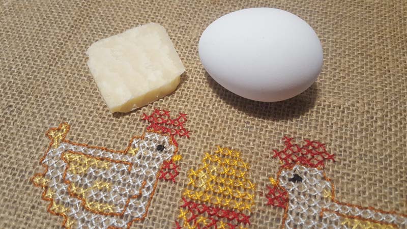 Parmigiano e uovo pronti per la realizzazione della stracciatella in brodo