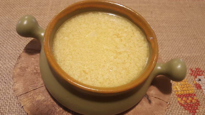 Stracciatella in brodo (minestra di uovo e parmigiano) servita in terrina e pronta per essere consumata