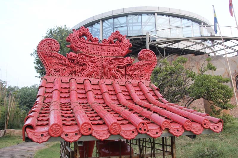 Tetto tradizionale in terracotta refrattaria smaltata per pollaio esposto nel 2015 al FuLE International Ceramic Art Museum (Fuping-Cina)