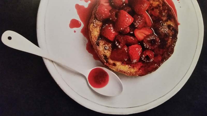 Pain perdu dolce di panettone raffermo con fragole e lamponi sciroppati (per un dessert invernale)