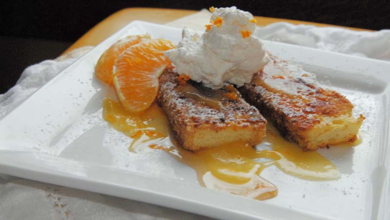 Pain perdu dolce con torta rafferma, composta d'arancia, panna e arancia non trattata a scorzette