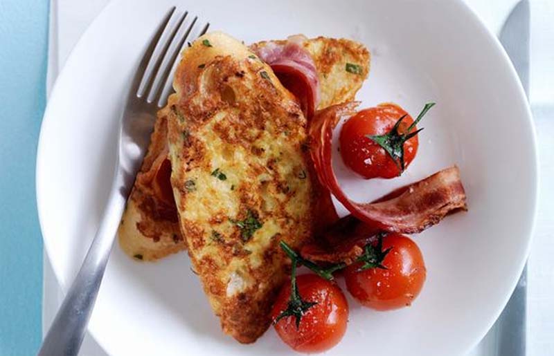 Pain perdu salato accompagnato con pancetta stesa abbrustolita e pomodorini