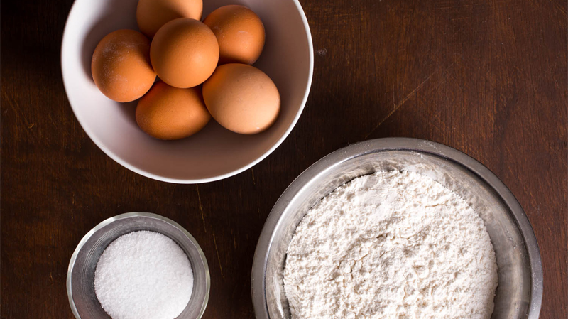 Gli ingredienti canonici per fare la pasta all'uovo: farina e uova (e sale)