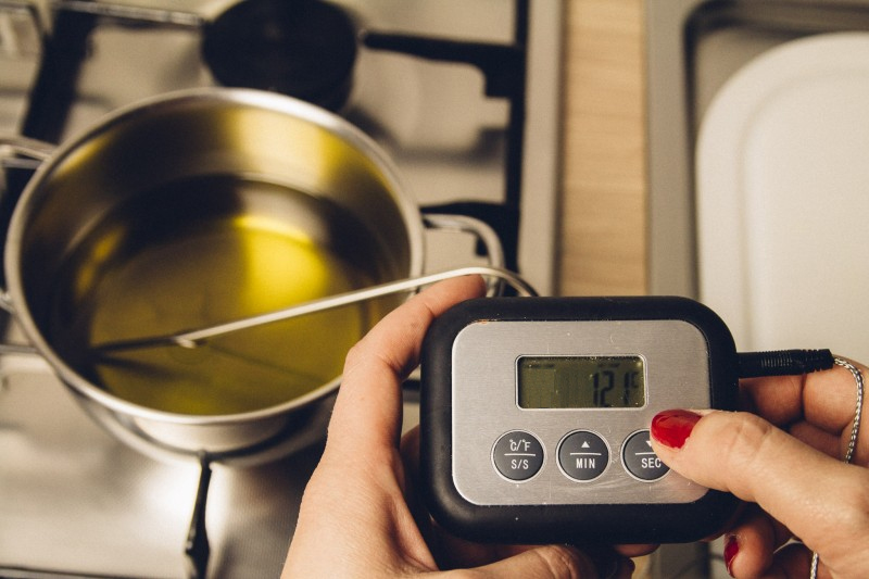 Misurazione della temperatura dell'olio a 121°C per effettuare la pastorizzazione