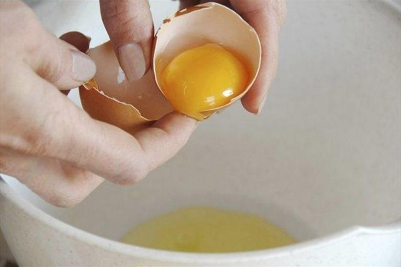L'utilizzo dell'uovo a crudo in ricette dolci o salate; meglio effettuare la pastorizzazione
