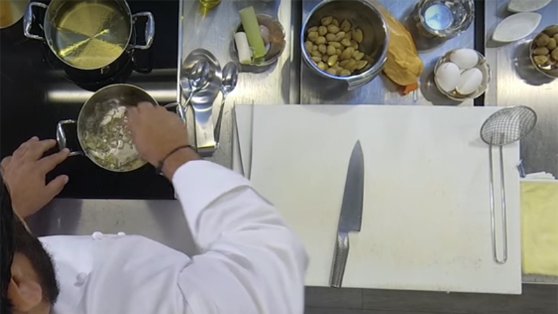 La preparazione della crema di castagne da parte dello chef Antonino Cannavacciuolo