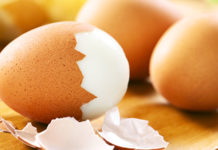 Come sgusciare un uovo sodo: 5 tecniche per farlo (bene) in pochi secondi | Tuttosullegalline.it