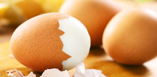 Come sgusciare un uovo sodo: 5 tecniche per farlo (bene) in pochi secondi | Tuttosullegalline.it