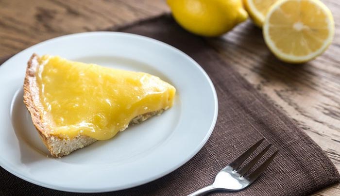 Fetta di crostata con crema pasticcera al limone