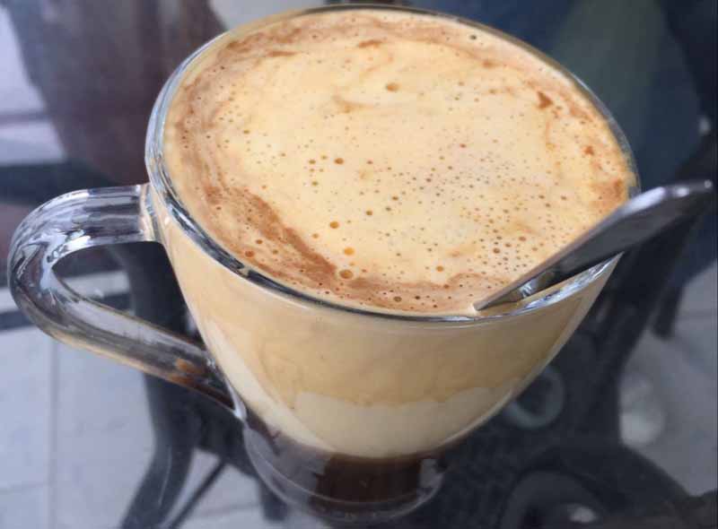 Il cappuccino vietnamita con il tuorlo d'uovo pronto per essere gustato.