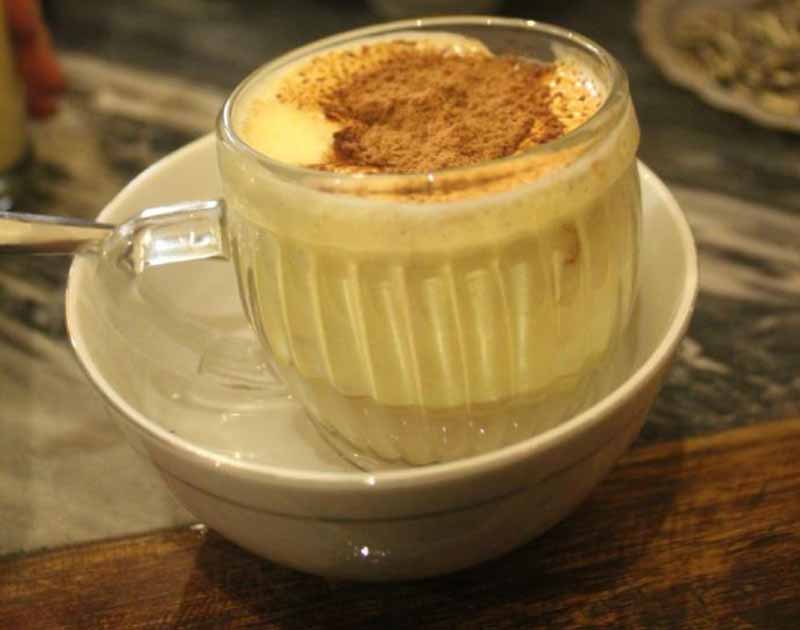 Il Vietnamese Egg Coffee servito caldo a bagnomaria con una spolverata di cacao amaro.