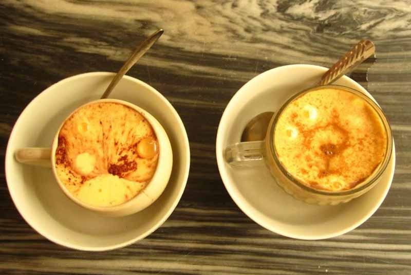 Il Vietnamese Egg Coffee servito caldo a bagnomaria, secondo la tradizione di Hanoi