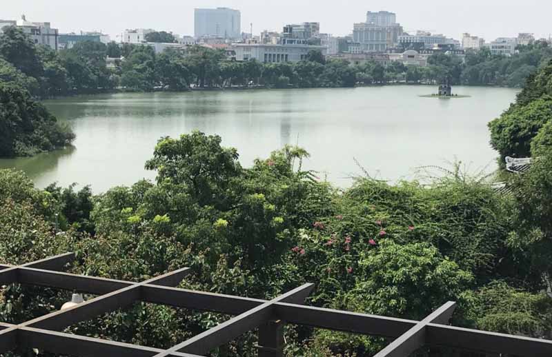 Il lago Hoan Kiem di Hanoi e la piccola pagoda sulla sua piccola isola (Vietnam)