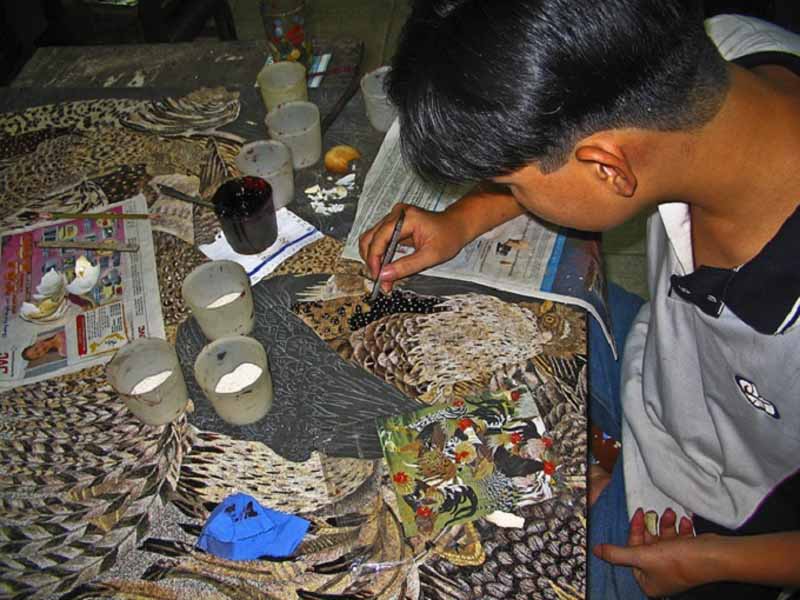 Eggshell Mosaic Art nel laboratorio di Lacquerware a Ho Chi Minh (Vietnam)