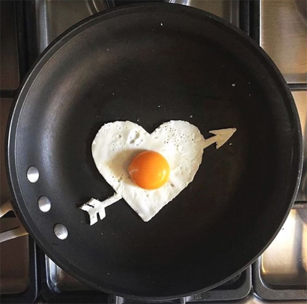 Uova al tegamino a forma di cuore