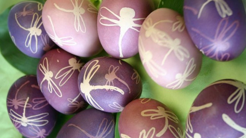 Uova decorate con la pisalka e la cera d'api e poi colorate ad immersione