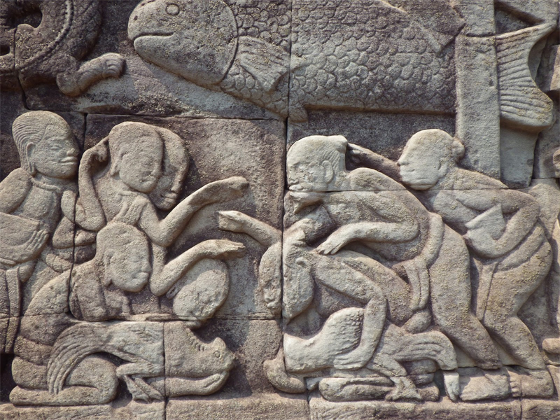 La scultura sul tempio di Bayon ritraente un combattimento tra galli (Angkor Wat - Cambogia)