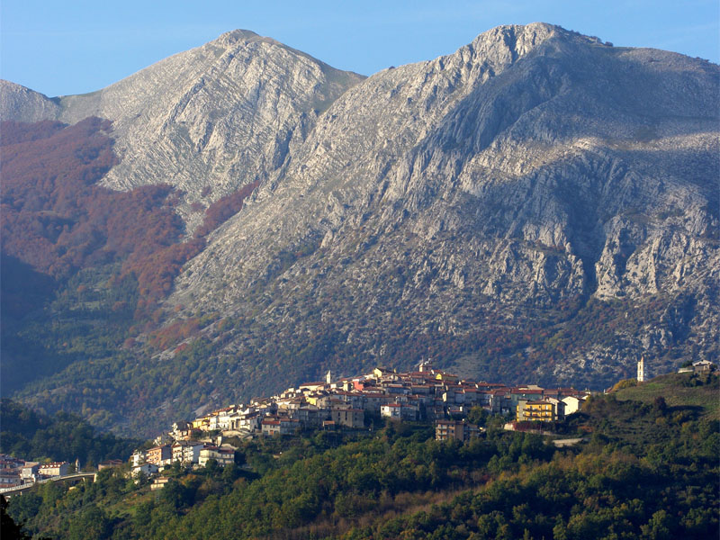 Il borgo di Latronico e il Monte Alpi alle sue spalle