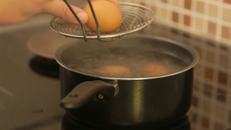 Immergere delicatamente le uova in acqua bollente