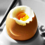 Uovo alla Coque: come cuocerlo perfettamente e gustarlo sia dolce che salato | Tuttosullegalline.it