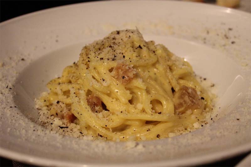 La rinomata pasta alla carbonara della salumeria Roscioli (una delle più stimate di Roma).