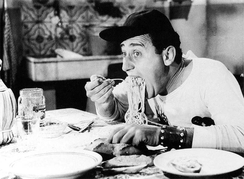 Alberto Sordi nel film "Un americano a Roma" di Steno (1954) mentre mangia un piatto di spaghetti