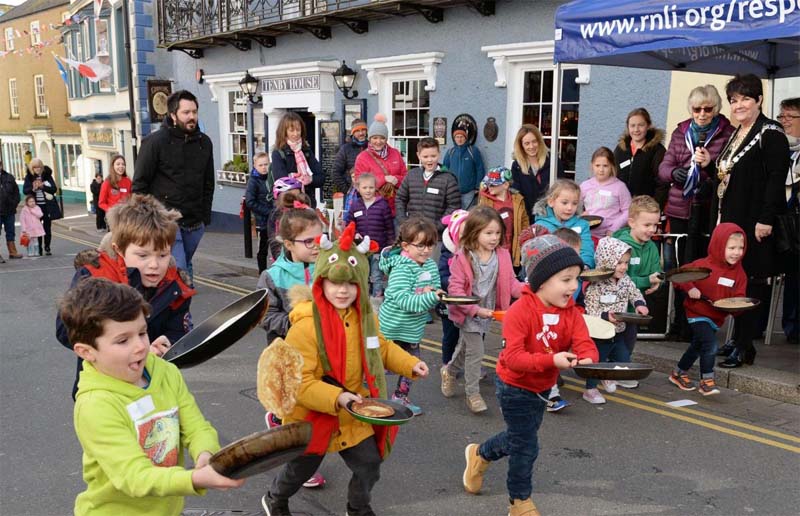 Una gara di pancake race di bambini