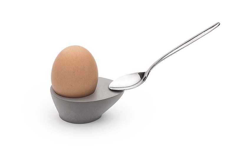 Portauovo con porta-cucchiaio magnetico (Mensch Made Egg Stand Hold On)