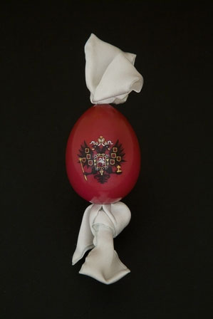 Uovo russo in porcellana con pittura, decoro a smalti e doratura