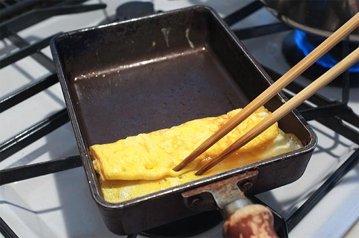 La tipica padella quadrata per la cottura del Tamagoyaki (makiyakinabe).