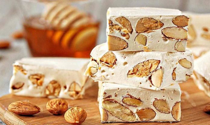 Buon Natale Con Il Torrone.Torrone Fatto In Casa Ricetta Duro E Morbido Galline Pollaio Ricette Con Uova E Video Divertenti