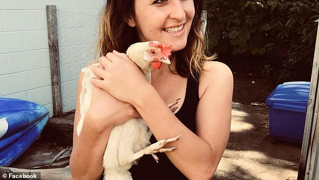 Ana in una foto che la ritrae con la gallina Brucie