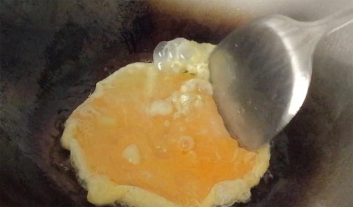 Le uova sbattute messe per pochi secondi nello wok a rapprendere