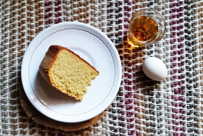 Torta Bocca di Dama accompagnata con del vin Santo, ricetta con uova di Paolo Ciolli