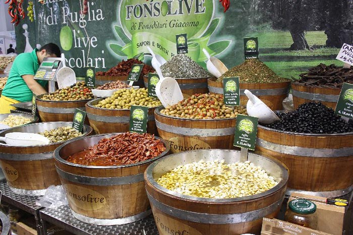 Stand olive fiera vita in campagna