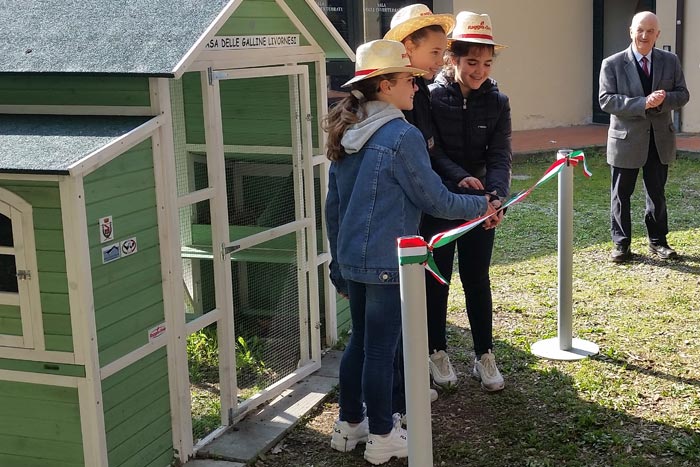 Il taglio del nastro ad opera delle tre bambine, rappresentati della scuola media Bartalena di Livorno