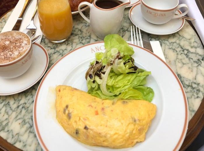 Omelette per colazione al Caffè Angelina di Parigi