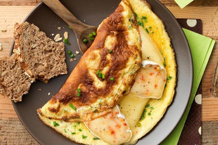 Omelette con brie, erba cipollina e paprica dolce