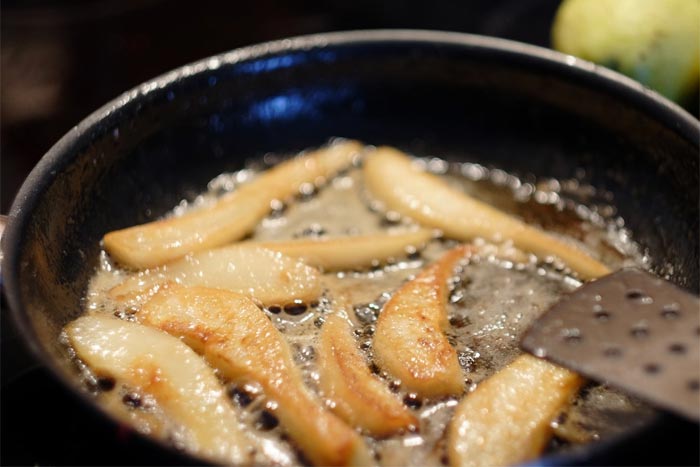 Pere caramellate con cannella per la farcitura dell'omelette dolce