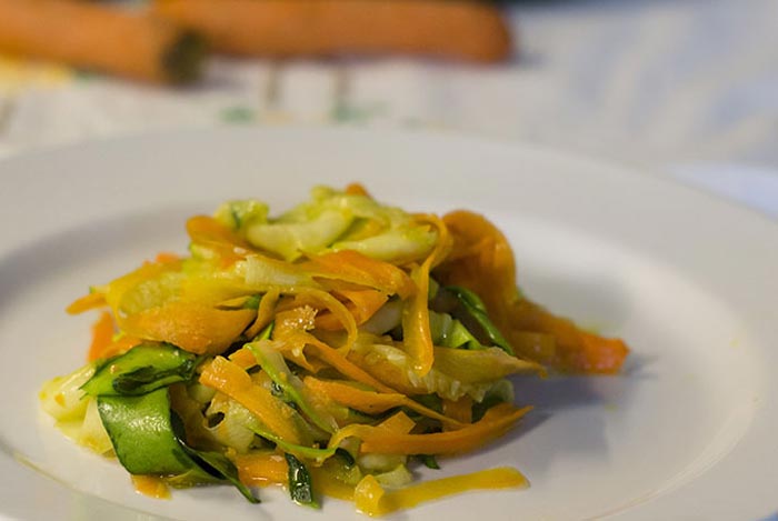 Verdure a julienne stufate per la farcitura dell'omelette salata