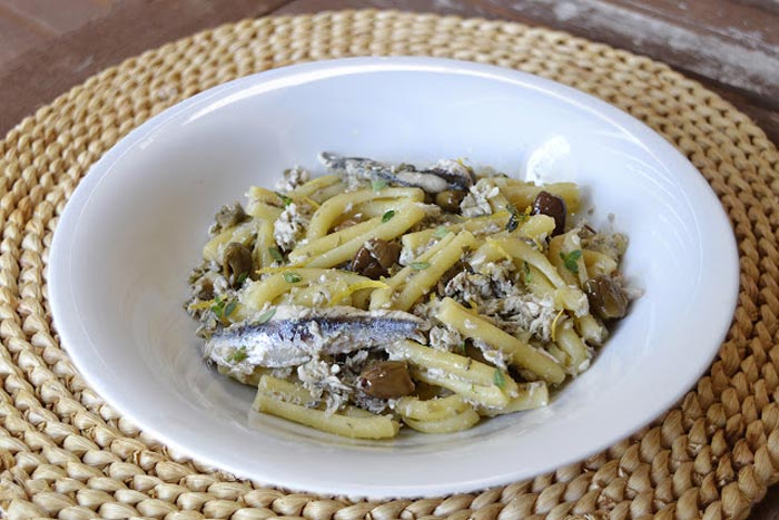 Casarecce con ragù di acciughe, capperi, olive e limone