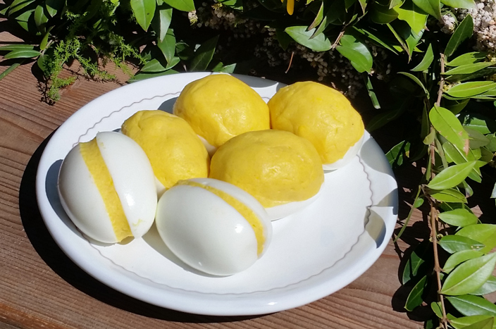 Due uova ricomposte e due uova parzialmente ricomposte - ricetta uova alla monachina