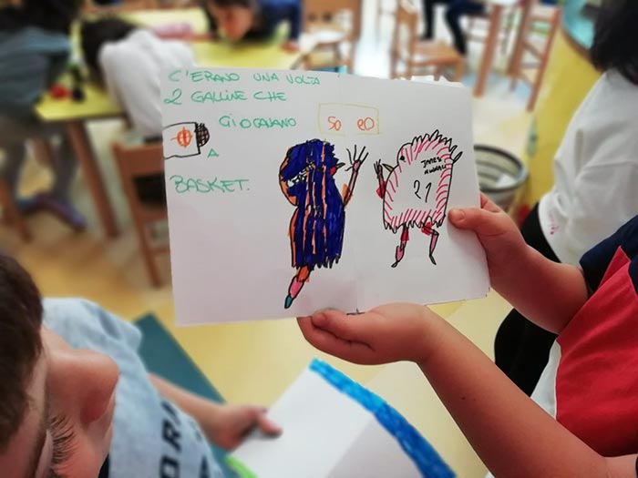 Bambini inventano storie e disegni con protagoniste le galline