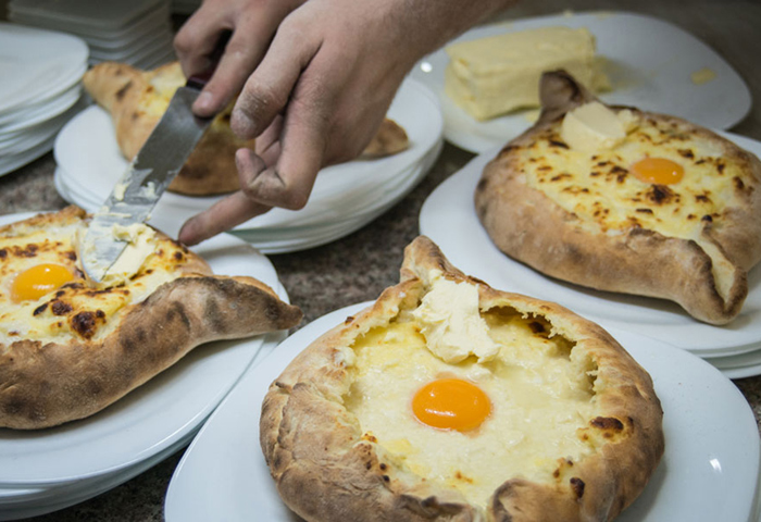 La fase finale di preparazione del Khachapuri