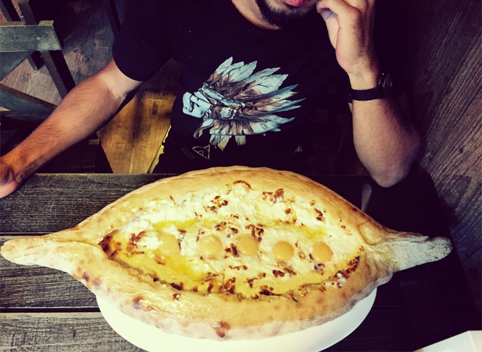 Khachapuri con ben 5 uova