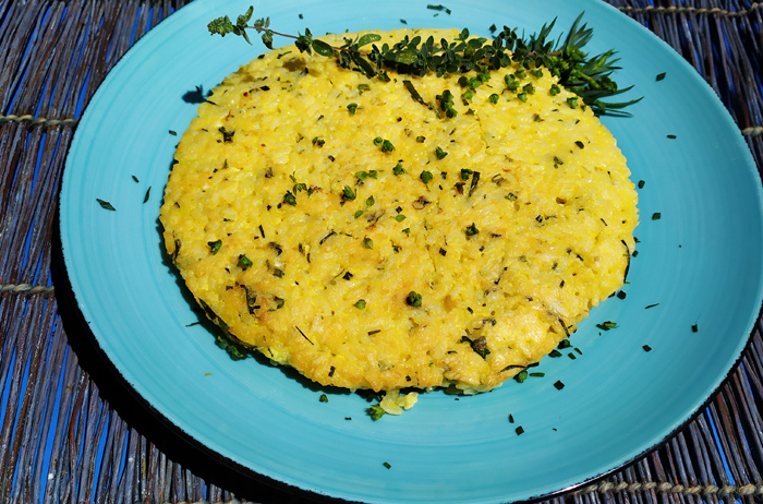 Frittata di riso alle erbette aromatiche, pronta e impiattata.