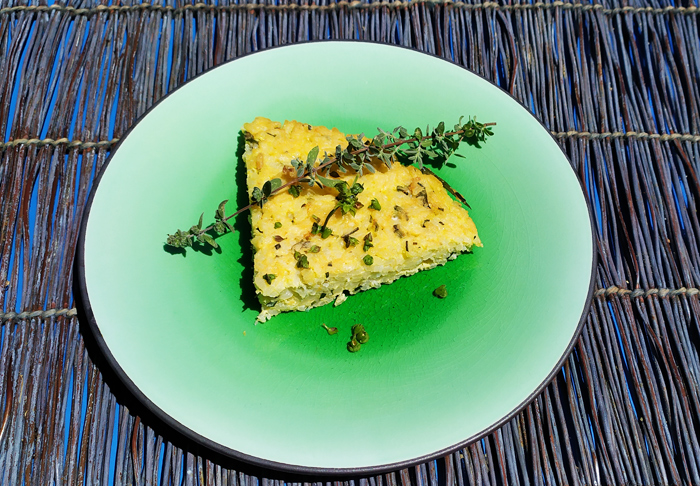 Una porzione di frittata di riso alle erbette aromatiche