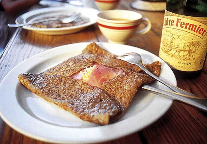 La tradizionale Galette bretonne accompagnata con il tradizionale succo di mela fermentato