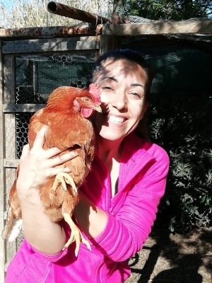 Loredana con una delle sue galline